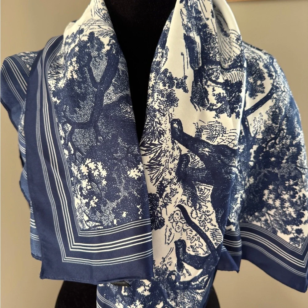 NEW Elegant Chic & CLASSIC Blue & White Scarf Animal Jungle print 34 X 34”
